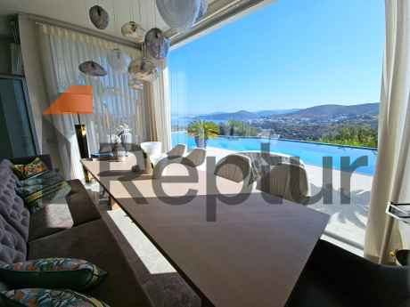 THREE-STOREY PRIVATE HOUSE WITH PANORAMIC SEA VIEW