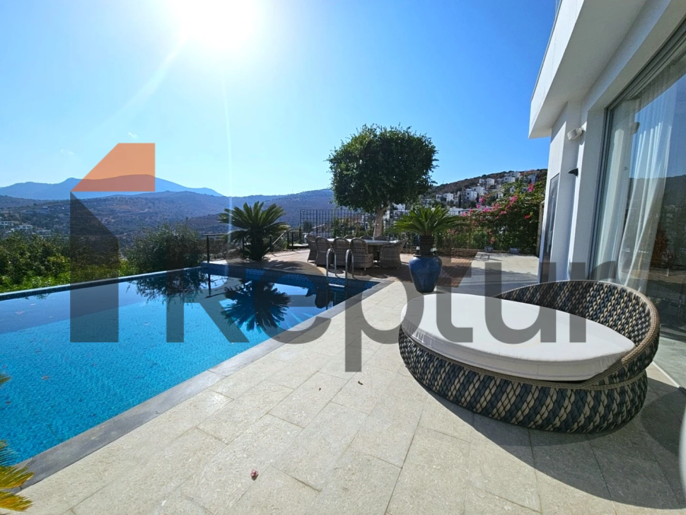 THREE-STOREY PRIVATE HOUSE WITH PANORAMIC SEA VIEW