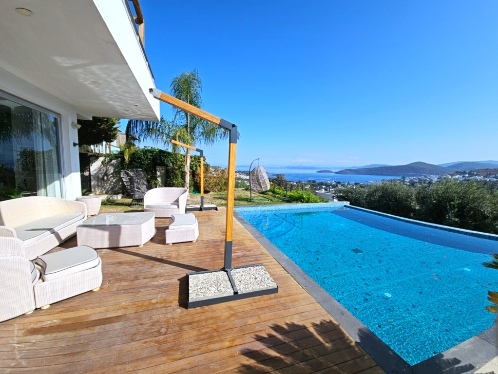 THREE-STOREY PRIVATE HOUSE WITH PANORAMIC SEA VIEW