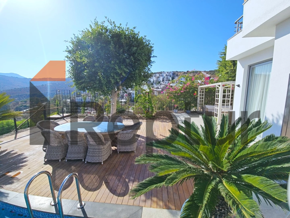 THREE-STOREY PRIVATE HOUSE WITH PANORAMIC SEA VIEW