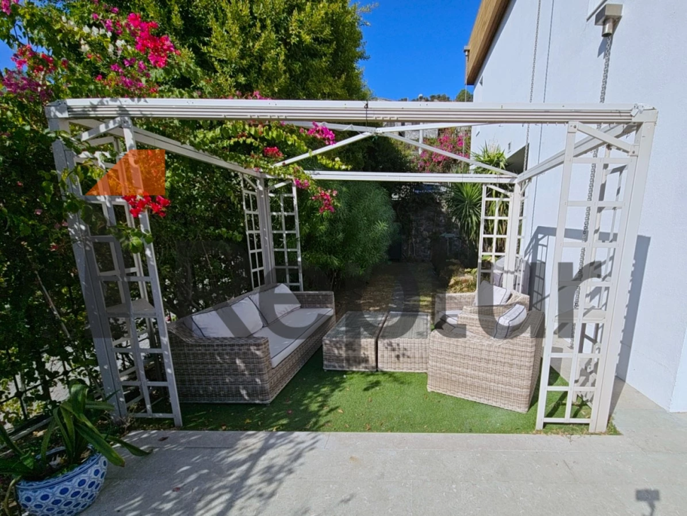 THREE-STOREY PRIVATE HOUSE WITH PANORAMIC SEA VIEW