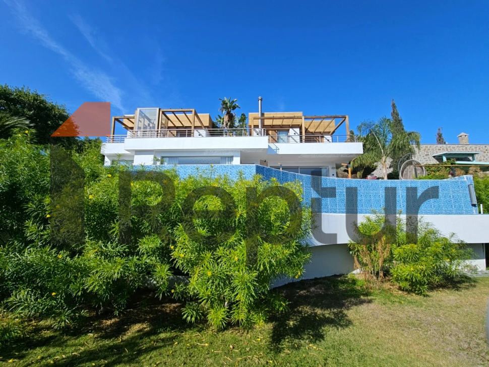 THREE-STOREY PRIVATE HOUSE WITH PANORAMIC SEA VIEW