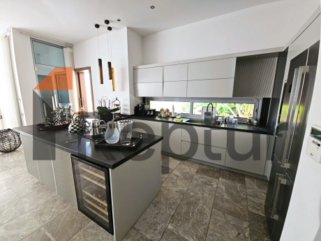 THREE-STOREY PRIVATE HOUSE WITH PANORAMIC SEA VIEW