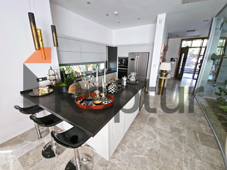 THREE-STOREY PRIVATE HOUSE WITH PANORAMIC SEA VIEW