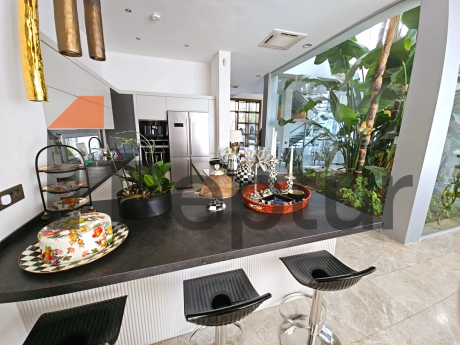 THREE-STOREY PRIVATE HOUSE WITH PANORAMIC SEA VIEW