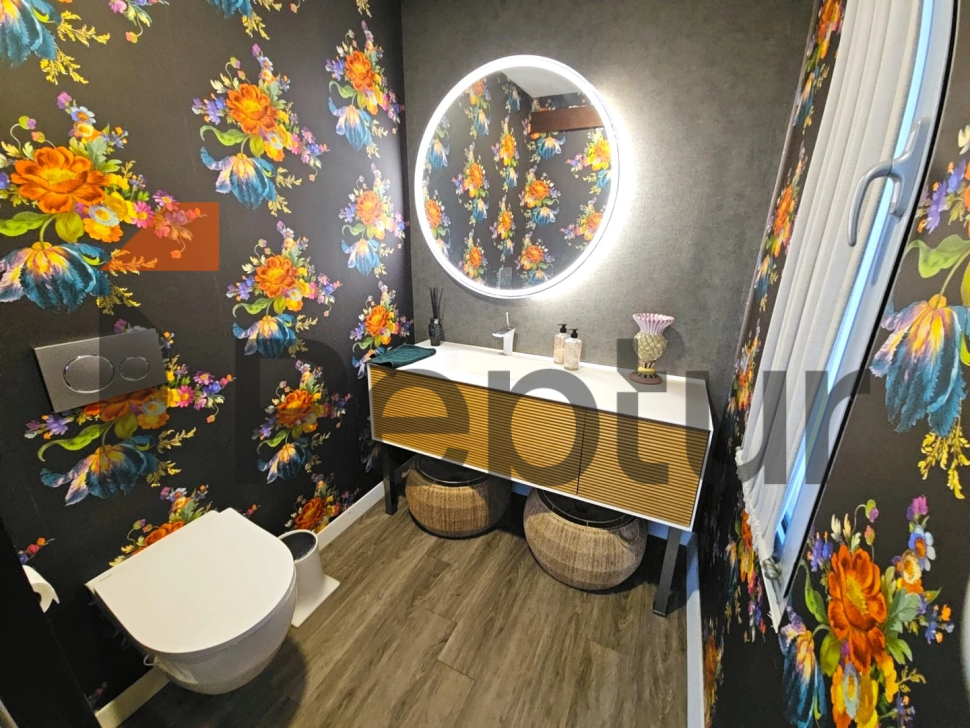 THREE-STOREY PRIVATE HOUSE WITH PANORAMIC SEA VIEW