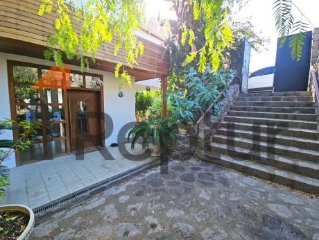 THREE-STOREY PRIVATE HOUSE WITH PANORAMIC SEA VIEW